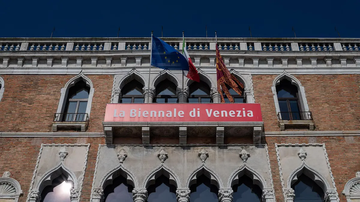 Еврокомиссия прекратила финансирование Венецианской биеннале современного искусства на €2 млн, выступив против участия официального российского павильона; решение вызвало новые протестные инициативы вокруг мероприятия.
