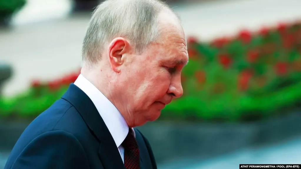 По данным ВЦИОМ, уровень одобрения деятельности Владимира Путина опустился до 65,5% и достиг минимума за более чем четыре года, одновременно снижается и показатель доверия к президенту.