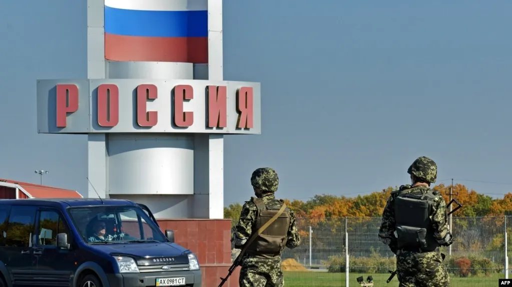 МВД России подготовило законопроект, который позволит не выдавать иностранным государствам лиц, получивших любой вид убежища в России, даже если они разыскиваются за рубежом по уголовным делам. Новые нормы затронут, в том числе, обвиняемых в шпионаже и кибератаках, а также тех, кто переехал в Россию из-за политических мотивов или в поисках «традиционных ценностей».