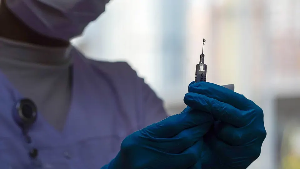 Российские ученые работают над генотерапевтическим препаратом, который должен блокировать ген, запускающий процессы старения клеток, и рассматривают проект как одно из самых перспективных направлений продления активного долголетия.