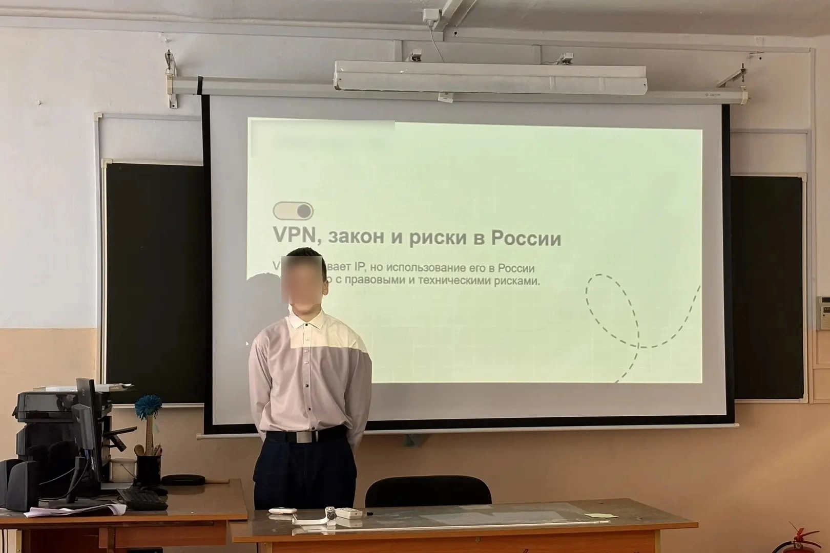 В учебных заведениях разных регионов России начали массово проводить занятия по цифровой безопасности, на которых школьникам рассказывают о рисках использования VPN‑сервисов, утечке персональных данных и возможных юридических последствиях онлайн-активности.