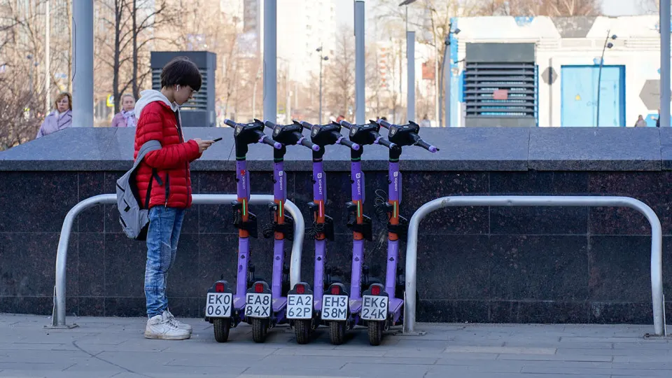 Столичные исследователи предложили разрешить аренду электросамокатов только через государственный мессенджер Max и использовать его для контроля поездок и нарушений ПДД со стороны владельцев и арендаторов СИМ.