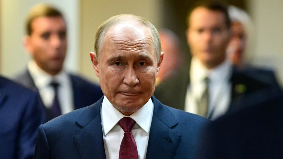 После ударов по нефтяному терминалу в Туапсе и распространения токсичного смога на сотни километров президент Владимир Путин публично не комментирует происходящее, продолжая участвовать в совещаниях и торжественных мероприятиях, тогда как экологи говорят о крупнейшей экологической катастрофе в регионе.