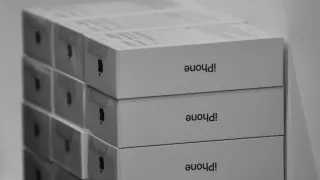 У крупных российских продавцов скопились запасы флагманских смартфонов Apple и Samsung. На фоне снижения покупательной способности и охлаждения спроса ритейлеры вынуждены заметно снижать цены и распродавать дорогие модели со значительными скидками.