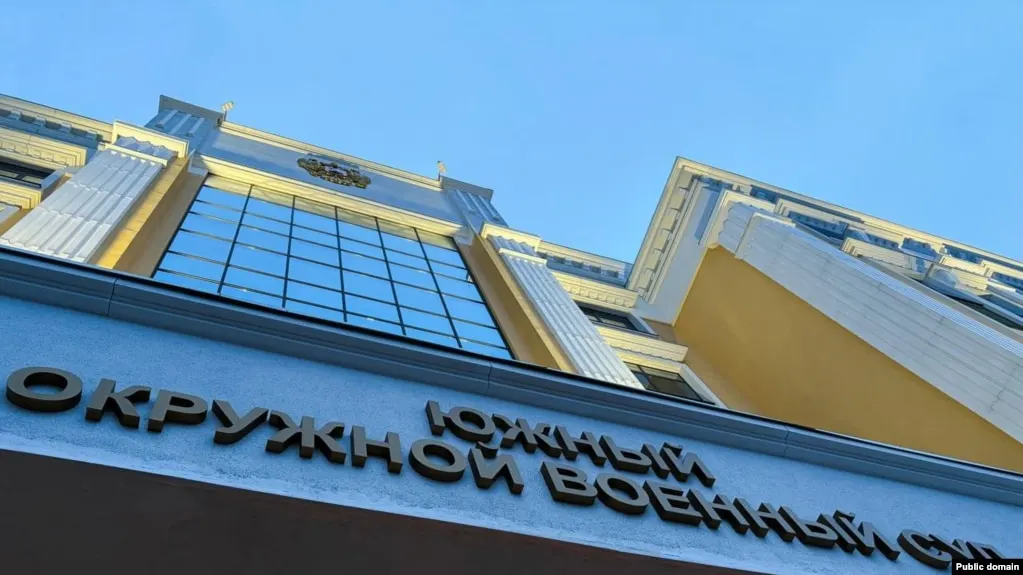 Южный окружной военный суд приговорил трёх молодых людей к срокам от 8 до 10 лет лишения свободы по делу о подготовке поджога военкоматов в Ростове-на-Дону. Первые три года они проведут в тюрьме.