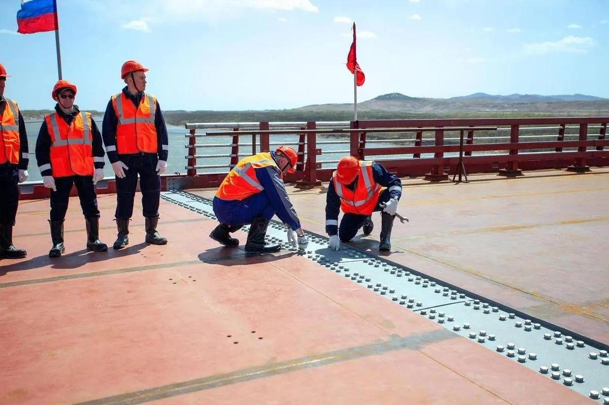 К 2026 году на границе России и КНДР планируют открыть первый прямой автодорожный мост через реку Туманная, протяженностью около 5 километров, который должен усилить торговые и транспортные связи.