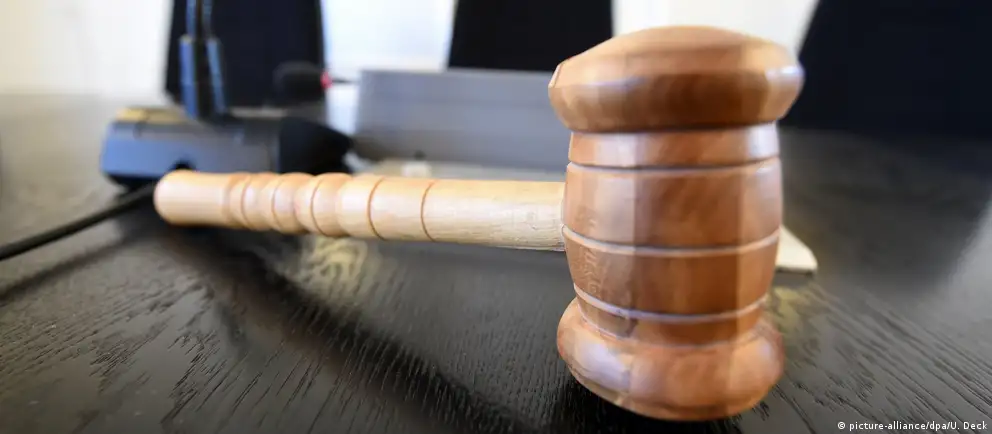 Суд признал 24‑летнего жителя виновным в демонстрации запрещённой символики и назначил год исправительных работ; дело расследовали по рапорту сотрудника Центра «Э», а Верховный суд ранее признал «международное движение сатанизма» экстремистским.