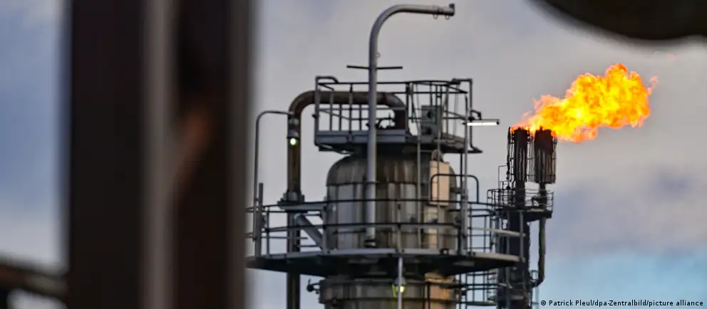 С мая 2026 года транзит казахстанской нефти в Германию по трубопроводу «Дружба» будет остановлен. Решение затронет НПЗ PCK в Шведте и может повлиять на региональные поставки топлива, вызывая рост цен и необходимость поиска альтернатив.