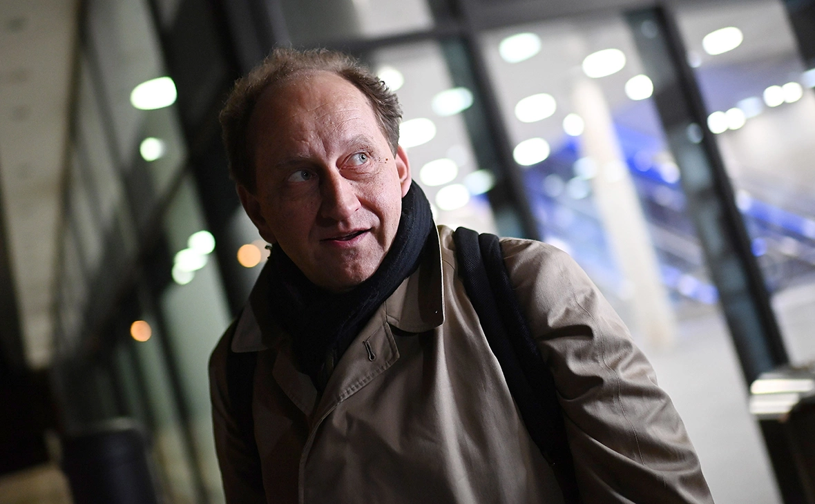 Российский МИД вызвал посла Германии и заявил решительный протест после встречи депутата бундестага с главой Чеченской Республики Ичкерия Ахмедом Закаевым. Ранее ЧРИ была признана террористической организацией, а Закаеву, по данным расследований, угрожало покушение со стороны спецподразделения.