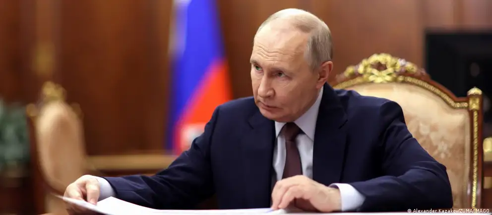 Президент России утвердил поправки в антикоррупционное законодательство: государство больше не будет проверять сделки, совершённые до назначения на госдолжность, а также добрачные доходы супругов, и разрешит указывать общий семейный доход вместо покомпонентной декларации.