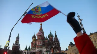 Объем просроченных расчетов между компаниями в России вырос до 8,2 трлн рублей — почти 4% ВВП. Больше всего задолженностей накопили обрабатывающая промышленность и торговля, а главной причиной бизнеса называют повышение налоговой нагрузки и сокращение бюджетных расходов.