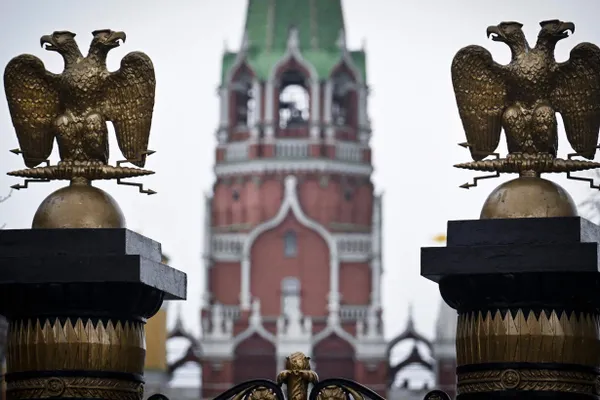 В ряде релизов на российских стрим‑платформах в начале фильмов стали показывать предупреждения о том, что из картины удалены или скрыты фрагменты. Правообладатели называют маркировку своей практикой — на это повлиял новый закон о запрете «дискредитирующих» традиционные ценности.