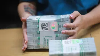 За одну неделю россияне сняли из банков около 240 млрд рублей, ускорив уход в наличные на фоне перебоев с мобильным интернетом и планов усилить мониторинг переводов на карты.