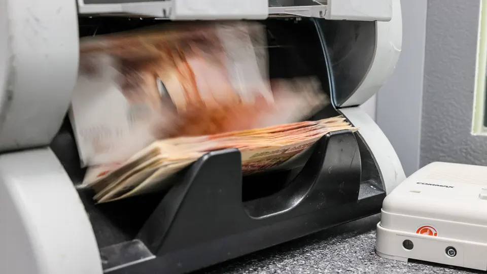 В январе–феврале сальдированная прибыль предприятий составила 3,4 трлн руб. — это на 33,1% меньше, чем годом ранее. Снижение охватывает большинство отраслей, растут просрочки и падают инвестиции.