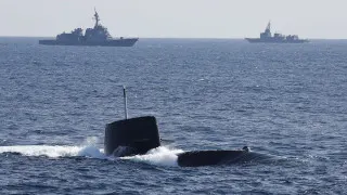 Правительство Японии радикально пересмотрело послевоенную доктрину и сняло ключевые ограничения на экспорт летального оружия. Страна намерена активнее выходить на мировой рынок вооружений, при этом поставки в зоны боевых действий формально возможны лишь в исключительных случаях.