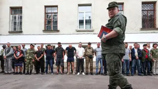 Военное ведомство подготовило поправки, позволяющие проверять военнослужащих на употребление алкоголя непосредственно в части с помощью экспресс-тестов, без обязательной доставки в медучреждение.