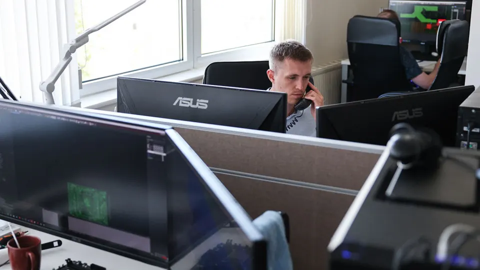 Исследование К2Тех показало, что российские компании планируют использовать иностранное программное обеспечение как минимум до 2030–2031 годов, сохраняя смешанную ИТ-инфраструктуру, тогда как в Госдуме обсуждают ужесточение требований по переходу на отечественный софт.