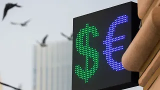 Благодаря росту цен на нефть и приостановке бюджетного правила рубль заметно укрепился: официальный курс доллара ЦБ опустился к уровням начала 2023 года, а аналитики не исключают движения к 72–74 рублям.