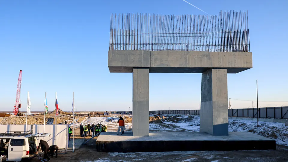 Из 170 объектов, запланированных к строительству за счёт бюджета в прошлом году, были сданы в эксплуатацию только 76 (44,7%). При этом расходы на капитальные вложения превысили план и составили более 1,1 трлн руб., а сроки ввода ряда крупных проектов перенесены.