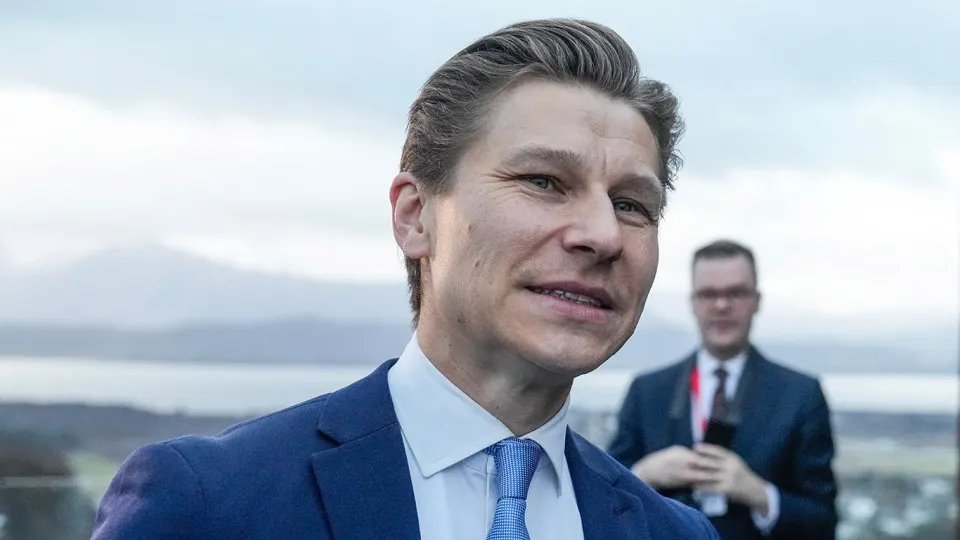 Правительство Финляндии внесло в парламент проект поправок к закону об атомной энергии и Уголовному кодексу, призванных снять запрет на ввоз, транспортировку, поставку и хранение ядерного оружия в стране для целей собственной обороны и обязательств по НАТО.