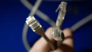 Ассоциация разработчиков ПО, объединяющая сотни российских ИТ‑компаний, призвала власти выработать более взвешенную политику блокировок интернета и предупредила о рисках тотального фильтрования трафика и массовых отключений.