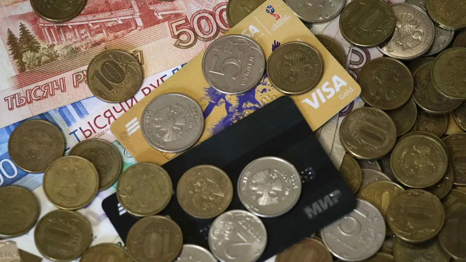 Центральный банк и Федеральная налоговая служба прорабатывают «красные флаги», по которым личные переводы могут быть признаны предпринимательской деятельностью и облагаться налогом. Рассматриваются автоматизированный обмен данными и новые пороги контроля.