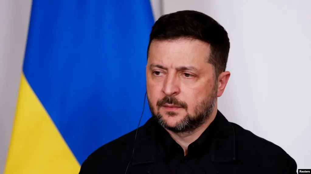 Президент Украины предупредил, что инициатива о перемирии в период майских торжеств может быть тактическим ходом — необходимым, по мнению Москвы, для спокойного проведения парада, а затем боевые действия могут возобновиться. При этом он поддерживает меры, которые защищают гражданских и облегчают обмен пленными.