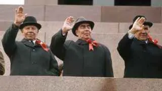 Российское правительство фактически возвращается к плановому регулированию нефтепереработки: Минэнерго начнёт устанавливать для компаний обязательные параметры выпуска бензина и дизтоплива, объёмов поставок на внутренний рынок и экспорта, а также контролировать рост цен на АЗС на фоне продолжающихся ударов беспилотников по НПЗ.