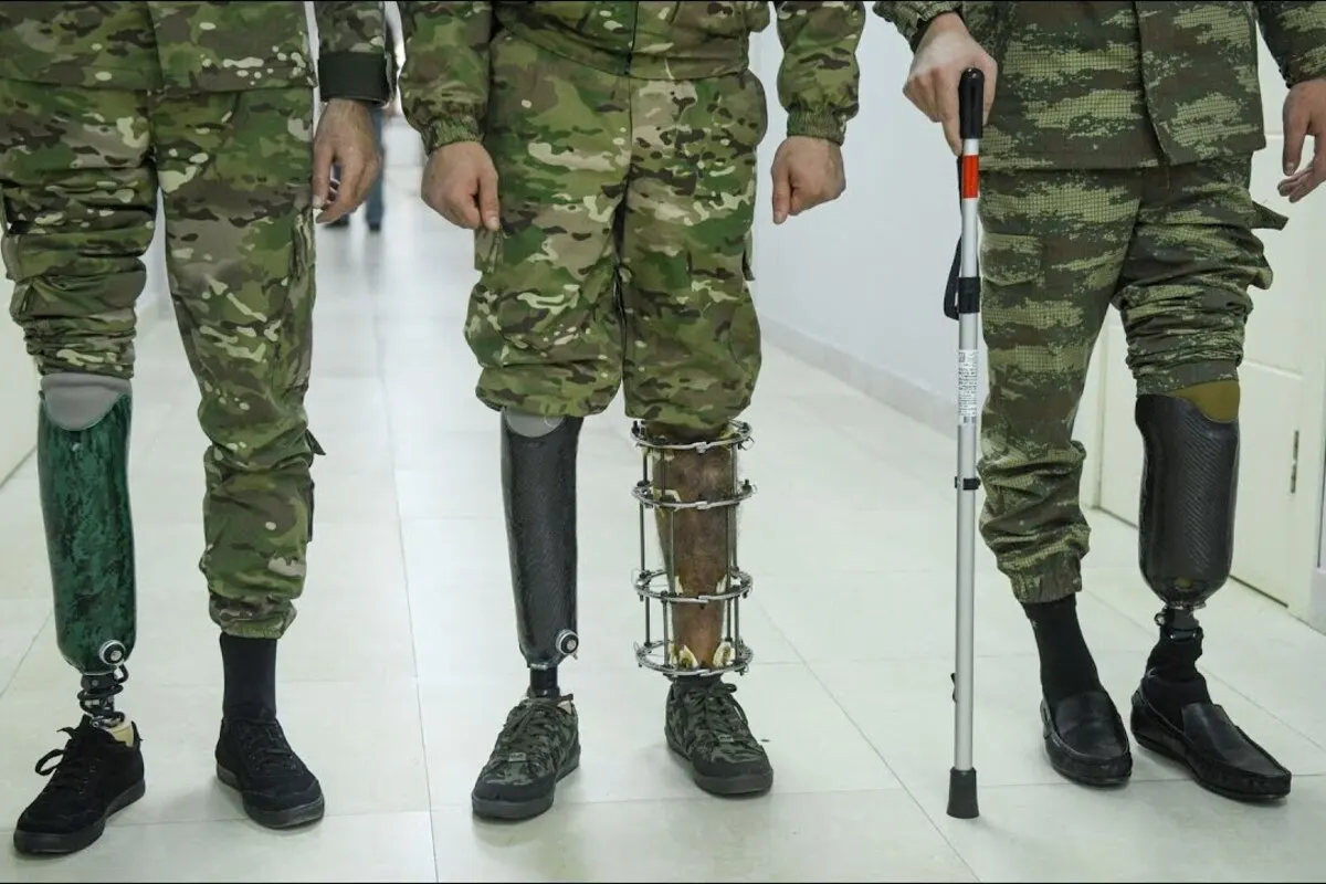 Минтруд предложил обязать работодателей соблюдать квоты на трудоустройство людей с инвалидностью, включая ветеранов боевых действий, не только в филиалах и представительствах, но во всех структурных подразделениях компаний. Бизнес предупреждает о росте издержек и риске штрафов при отсутствии реальных мер поддержки.