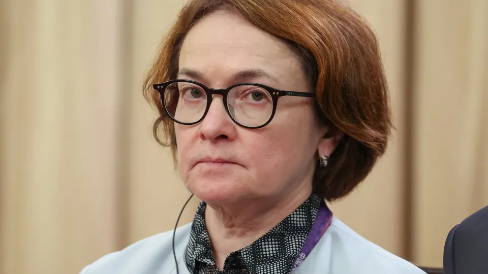 Центробанк России сообщил о замедлении экономики в первом квартале 2026 года, связав спад с неблагоприятной погодой, сокращением рабочих дней и подстройкой к новым налоговым условиям, при этом снижение keyевой ставки продолжилось на фоне слабого спроса и осторожных инвестиций.