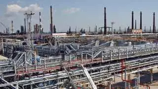 Из-за атак дронов приостановлена переработка нефти на Новокуйбышевском и Туапсинском НПЗ, а также ограничена работа ряда других крупных российских нефтеперерабатывающих заводов.