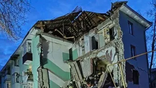 В Сызрани Самарской области беспилотник попал в жилую многоэтажку, частично обрушился подъезд. Спасатели извлекли из-под завалов 11 человек, среди них двое детей; еще одна атака пришлась на другое жилое здание.