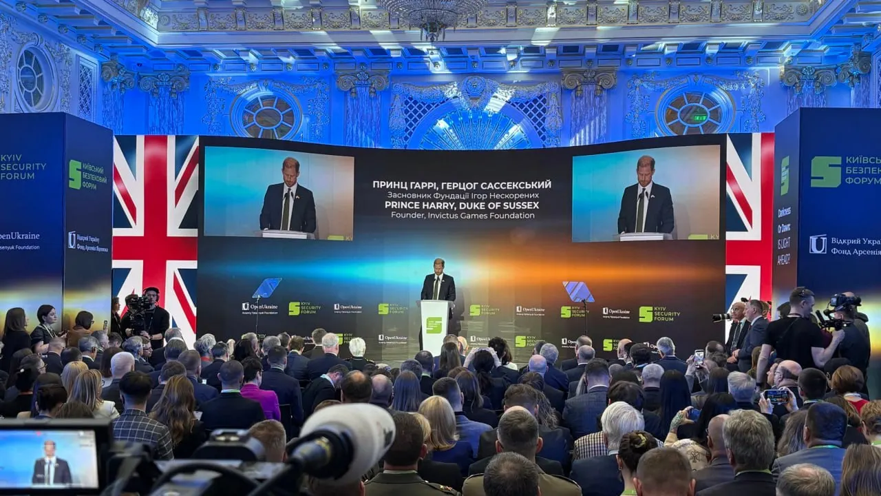 Принц Гарри, прибывший в Украину как частное лицо, на форуме в Киеве призвал Владимира Путина остановить войну и напомнил США об их обещании защищать границы и суверенитет Украины после отказа страны от ядерного оружия.