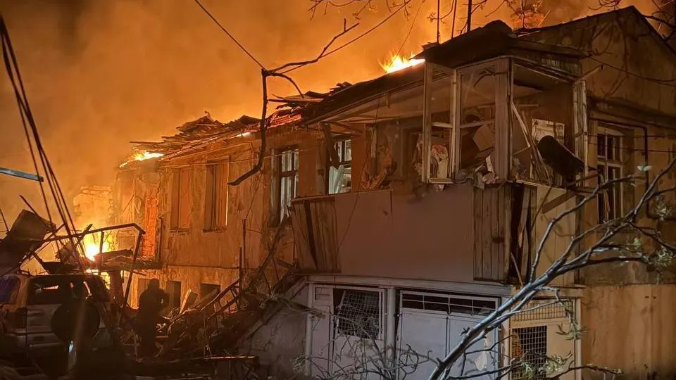 Российские беспилотники в ночь на 24 апреля нанесли массированный удар по Одессе, повредив жилые дома. Погибли два человека, 15 получили ранения, из них восемь госпитализированы. Спасатели продолжают разбор завалов и ликвидацию последствий налёта.