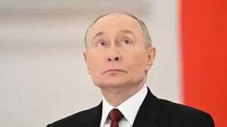 Владимир Путин сравнил нынешнюю ситуацию с Великой Отечественной войной, заявил о необходимости «общенационального труда на фронт» и пообещал продолжить создание «зоны безопасности» у границы с Украиной, уверяя, что цели СВО будут достигнуты, несмотря на затянувшийся конфликт и подготовку к возможной новой мобилизации.