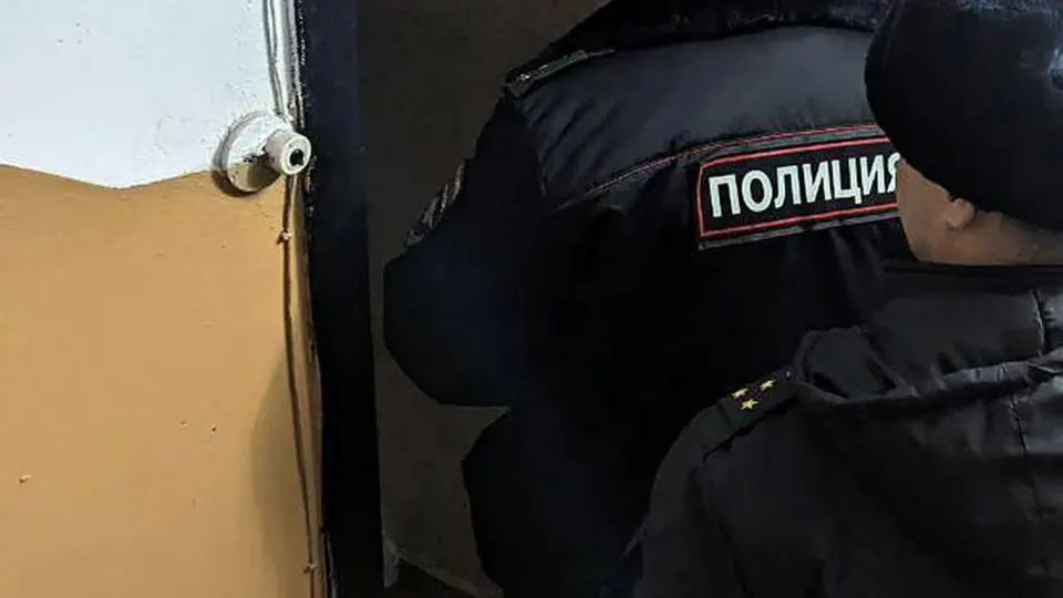 ФСБ задержала двух молодых людей, один из них — несовершеннолетний; по факту возбуждено уголовное дело о хулиганстве. Инцидент произошёл на фоне масштабной блокировки Telegram в России и резкого роста скачиваний VPN.