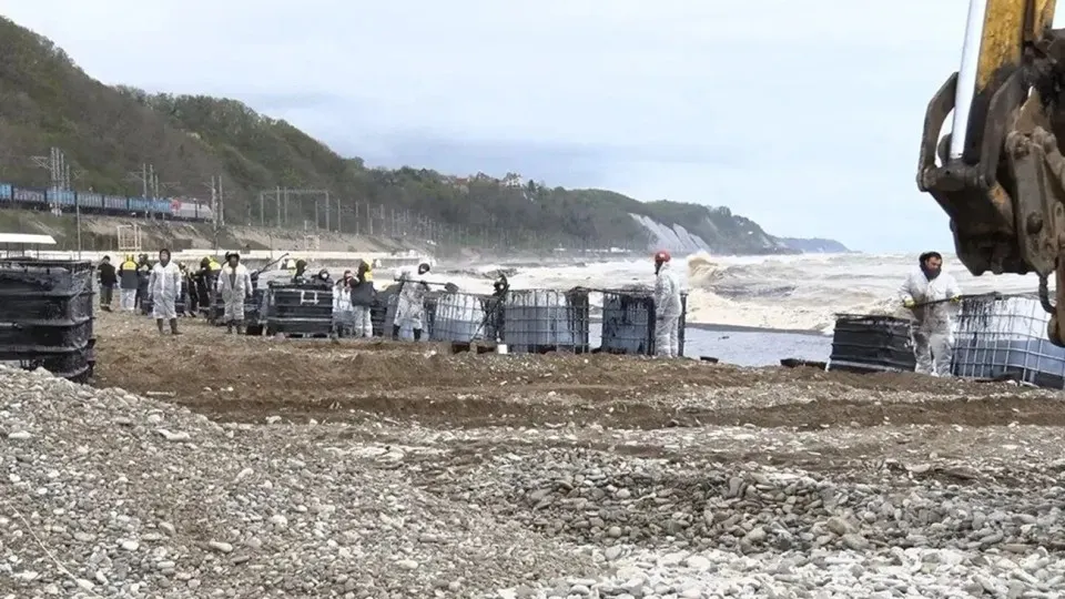 На фоне заявлений о «безопасности отдыха в России» жителям Туапсе рекомендуют не выходить из дома: после пожара на НПЗ зафиксировано превышение концентрации вредных веществ, нефтяные загрязнения достигли моря и берега.