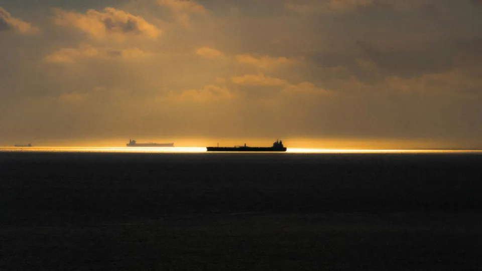 После усиления досмотров в Швеции подсанкционные танкеры с российской нефтью начали обходить ее территориальные воды, выбирая более длинные маршруты через Балтику и Северную Атлантику, что увеличивает затраты на перевозку и риски судоходства.