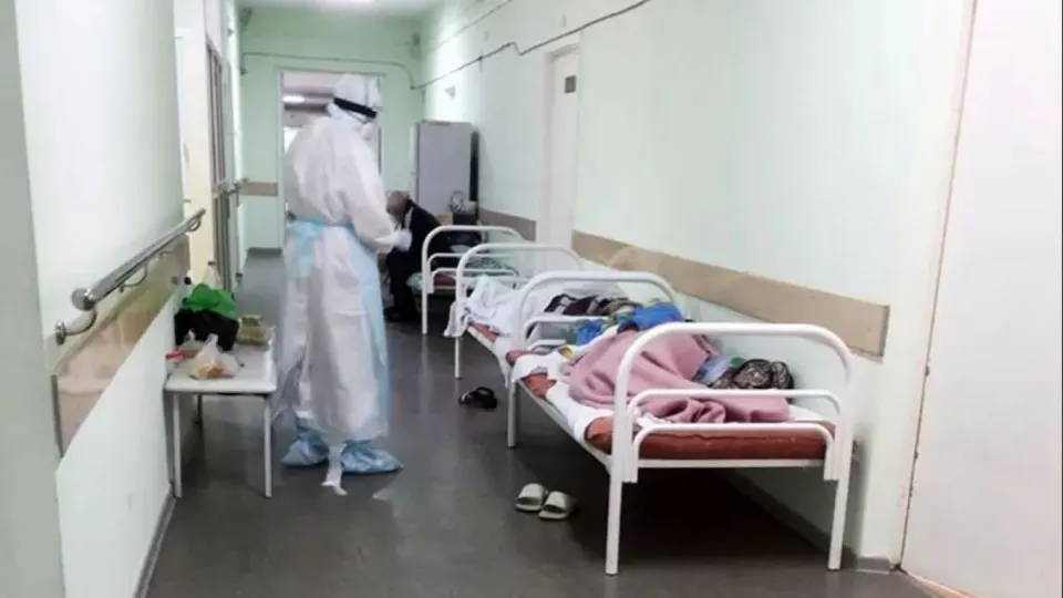 В ряде клиник Нижегородской области врачи применяют ChatGPT для подготовки медицинской документации — в электронных картах стали появляться эмодзи. Региональный Минздрав запретил использование ИИ и смайлов в меддокументах. Правительство планирует внедрить ИИ в госбольницах до конца 2026 года и обучить персонал.