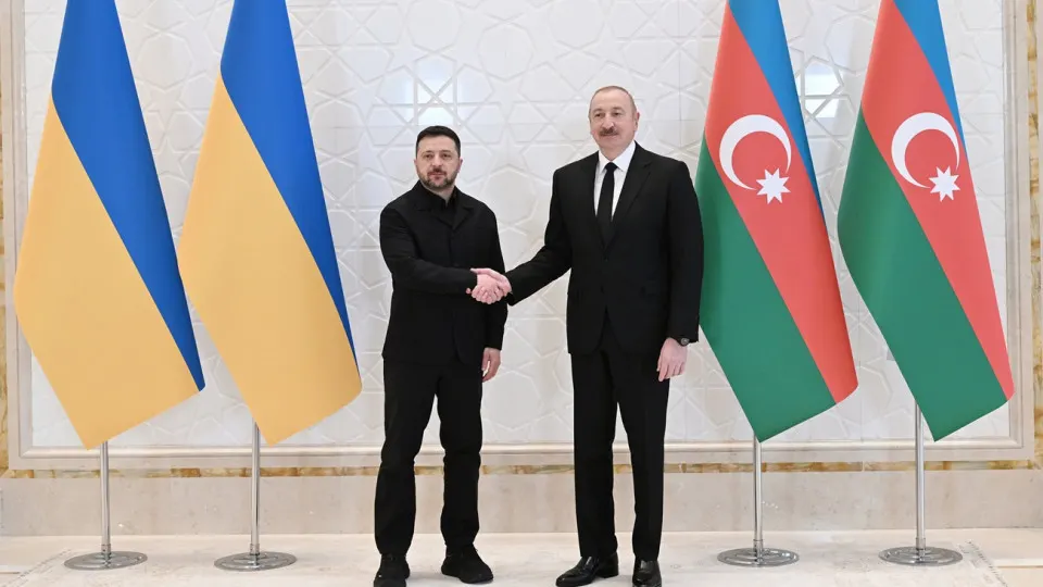 Президент Азербайджана Ильхам Алиев заявил о поддержке территориальной целостности Украины и сообщил о планах углублять военно‑техническое сотрудничество с Киевом, включая совместное производство вооружений. Владимир Зеленский подтвердил подписание шести двусторонних соглашений и выразил готовность к новым трехсторонним переговорам о мире с участием России и США на азербайджанской площадке.