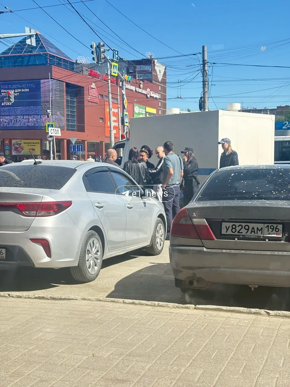 У торгового центра «Гранат» заметили сотрудников силовых структур с собаками; одного человека повязали и задержали в наручниках. Обстоятельства выясняются.