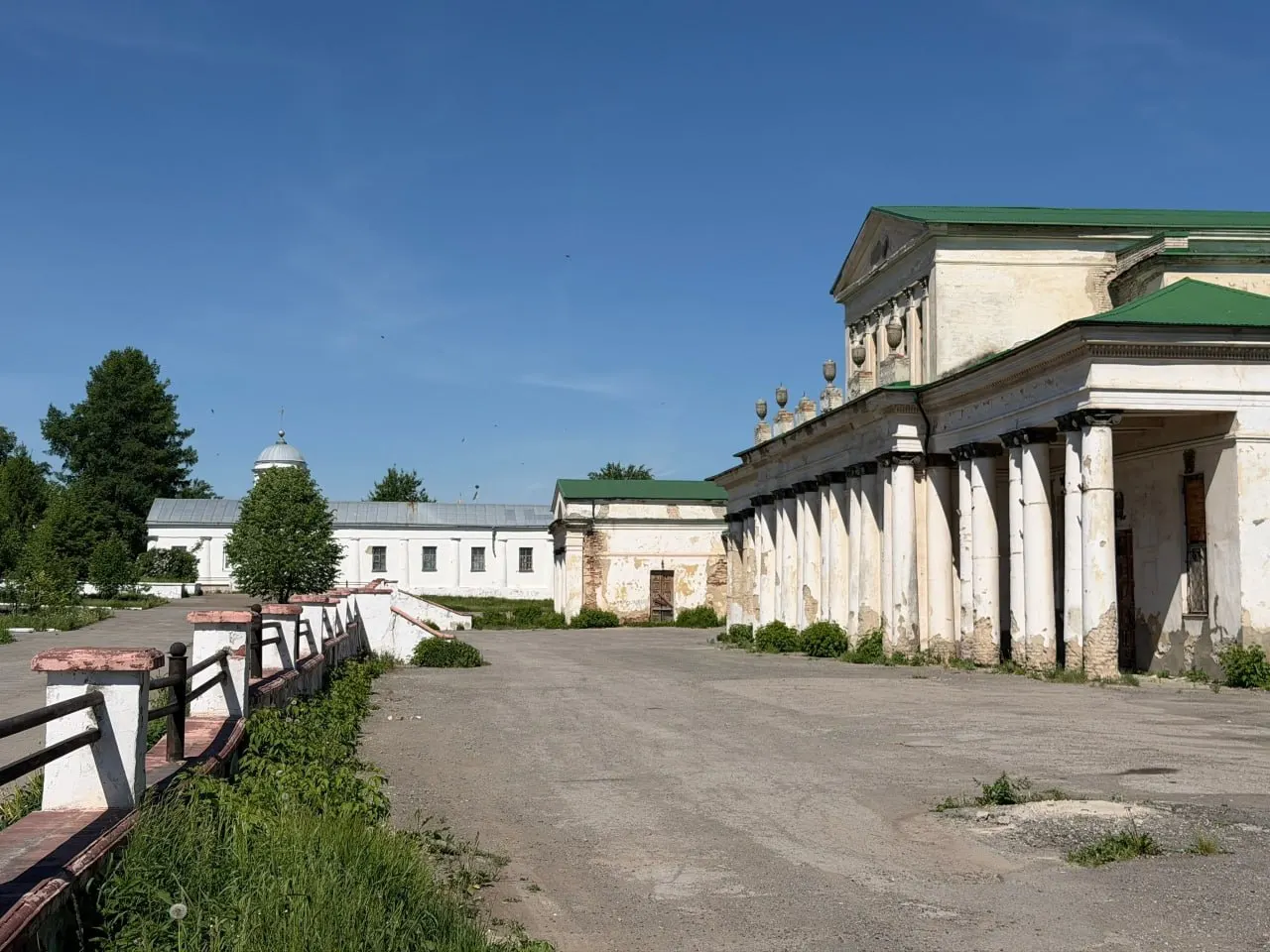 Заместитель председателя Заксобрания Свердловской области предложил создать фонд для восстановления Соборной площади, пополнять который предложили градообразующие предприятия, местный бизнес и горожане. В соцсетях идею встретили скептически: жители сомневаются в справедливости таких сборов и требуют прозрачности.