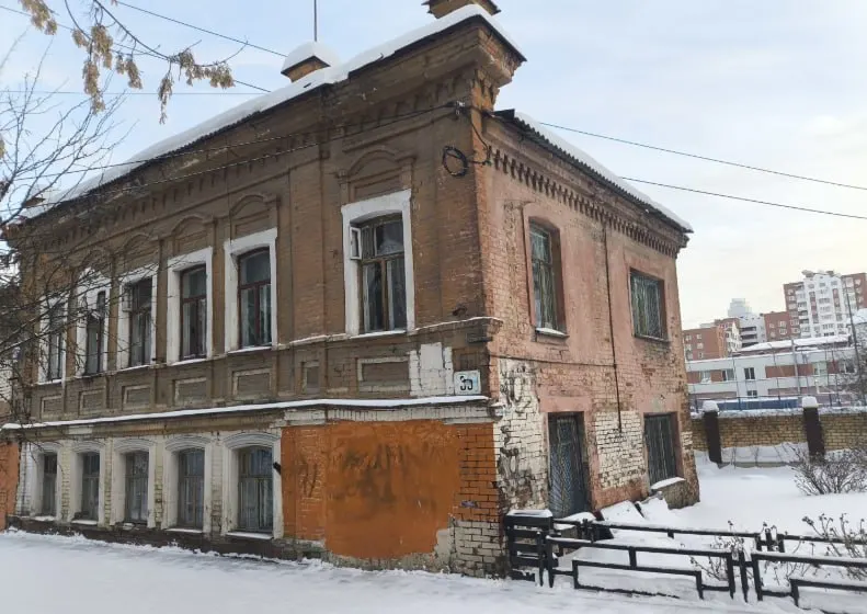 Администрация объявила об изъятии дома 1917 года постройки под муниципальные нужды. Здание признано аварийным и не является памятником; после сноса участок передадут под застройку.