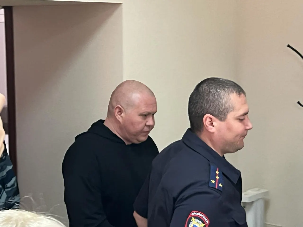 Кировский районный суд признал Александра Банникова виновным в получении взятки и присвоении премий сотрудников. С учётом неотбытого срока по предыдущему приговору итоговое наказание составило 7,5 года, его лишили звания полковника.