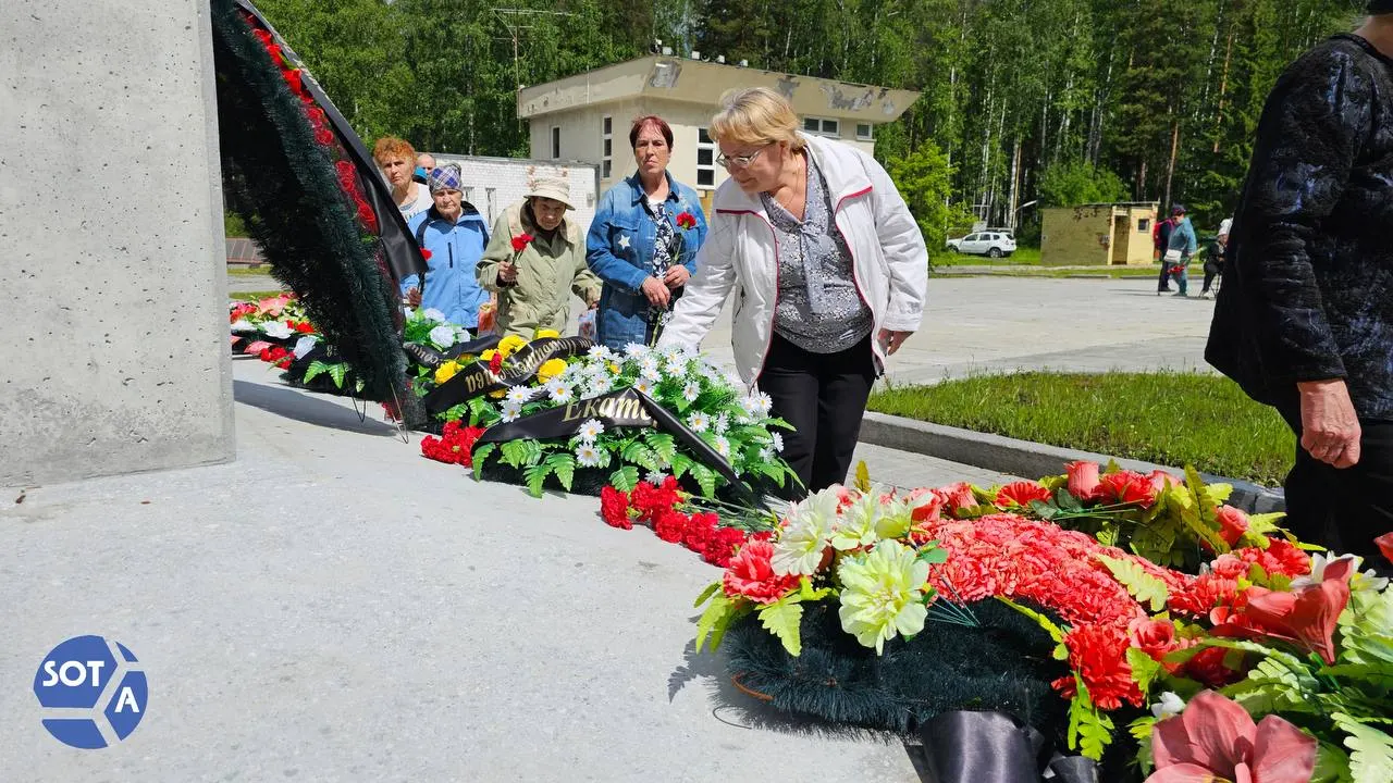 На Мемориальном комплексе памяти жертв политических репрессий жители и общественные деятели собрались почтить память погибших и возложить цветы.