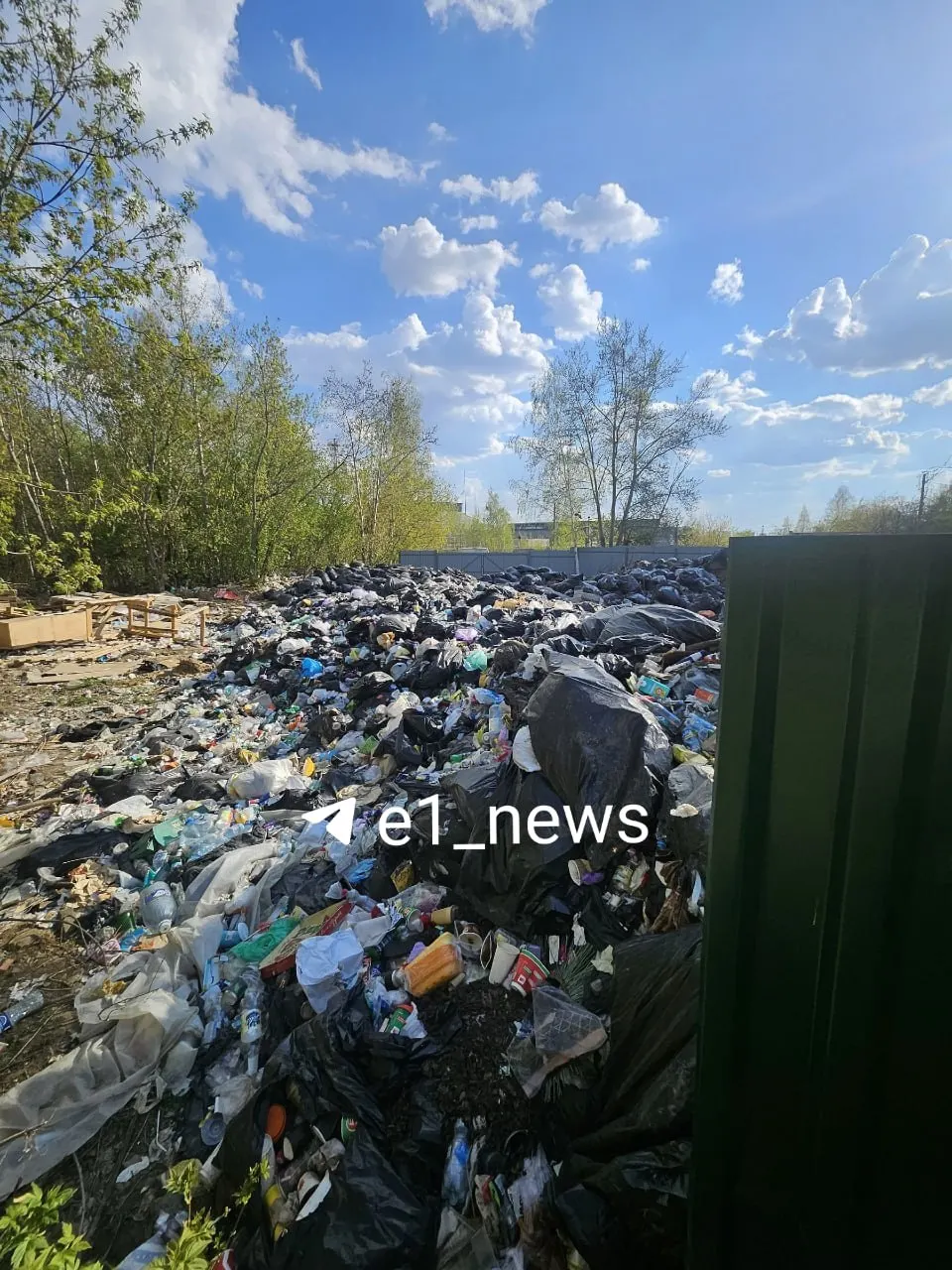 Жители жалуются, что на парковочной площадке на улице Толедова с лета 2025 года свозят бытовые отходы: мусор растаскивают ветер и животные, на улицах появились крысы, а обращения в органы власти пока не дали результата.