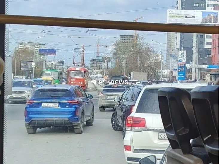 Часть Малышевского путепровода, ведущая в сторону ЖБИ, перекроют для ремонта деформационных швов. Работы пройдут с 7 по 31 мая, проезд будет организован по одной полосе в каждом направлении.