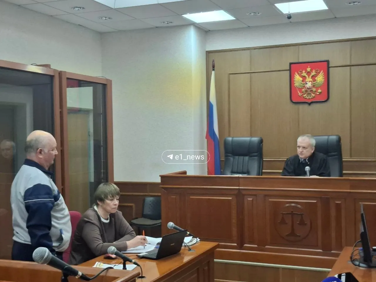 Суд в Екатеринбурге рассматривает дело 70‑летнего Василия Носова: следствие утверждает, что 13 лет назад он задушил свою любовницу, обмотал тело цепью и бросил в пруд. Ему также предъявлены обвинения в мошенничестве; вину мужчина не признаёт.