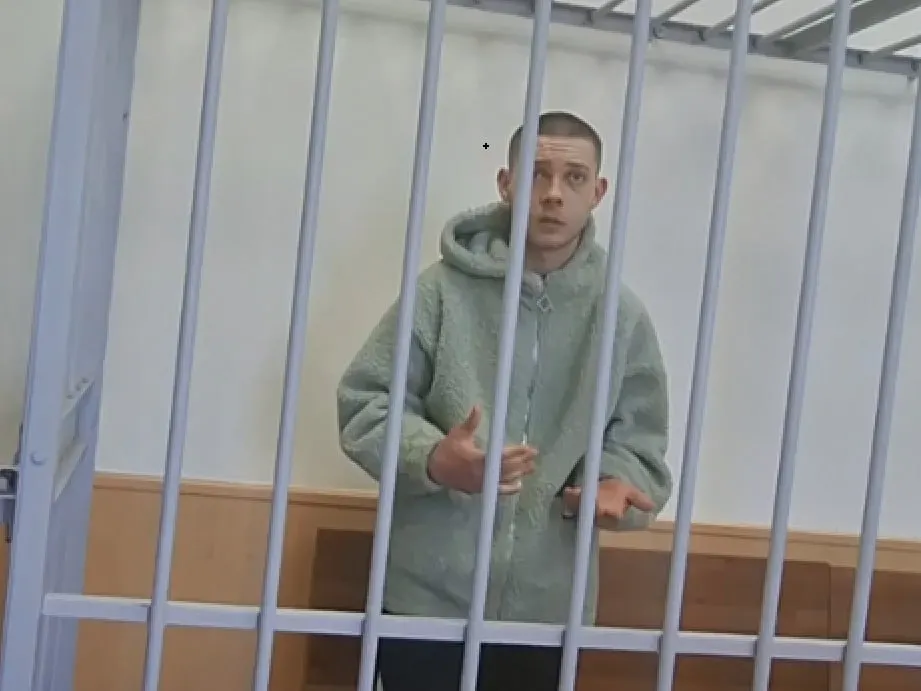 В суде обвиняемый пояснил, что угроза «афганской розой» — реплика из увиденного им кино; он раскаялся и принес извинения подростку.