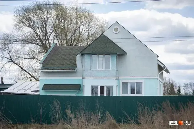 В Свердловской области возбуждено уголовное дело по факту незаконного лишения свободы и жестокого обращения с женщиной; материалы расследования направят руководству Следственного комитета.